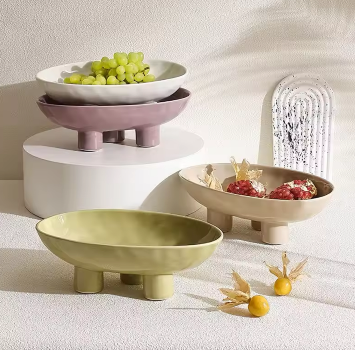 Skulpturale Design-Schale auf Beinen