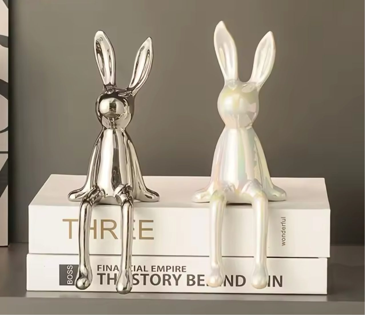 Skandinavische Hasenfigur „Nora“ – Elegante Deko mit hängenden Beinen